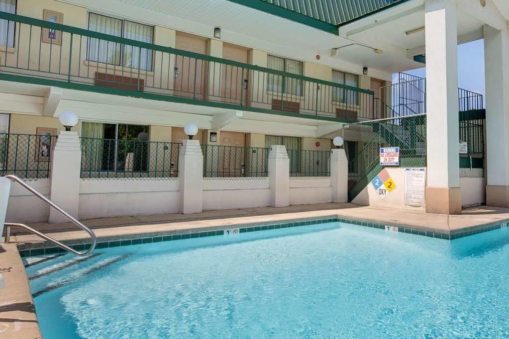 Super 8 By Wyndham Charlotte Downtown Area Motel Bagian luar foto